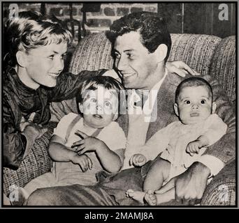 Vintage 1950er Hollywood Press Bild von Debbie Reynolds, Carrie Fisher, Eddie Fisher und Todd Fisher zu Hause 1958. September 1958 Modern Screen, Hollywood USA Stockfoto