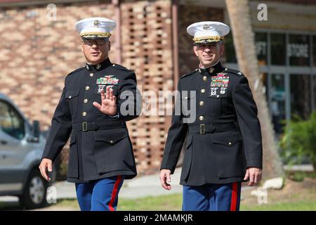 USA Marinekollege Karl R. Arbogast, links, kommandierender Offizier, Luftwaffenstützpunkt Beaufort, und Oberst Timothy R. Dremann, rechts, Stabschef, Marinekorps rekrutieren Depot Parris Island, winken den Zuschauern während der Gedenkfeier und Parade in Beaufort, South Carolina, 30. Mai 2022. Der Gedenktag ist ein Tag, an dem alle Männer und Frauen geehrt werden, die das ultimative Opfer für ihr Land gebracht haben. Stockfoto