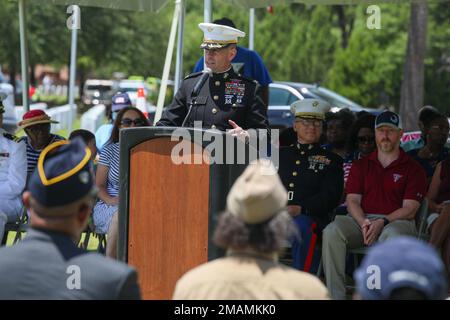 USA Marinekorps Oberst Timothy R. Dremann, Stabschef des Marinekorps, Rekrutierer Depot Parris Island, spricht mit der Menge während der Gedenkfeier und Parade am 30. Mai 2022 in Beaufort, South Carolina. Der Gedenktag ist ein Tag, an dem alle Männer und Frauen geehrt werden, die das ultimative Opfer für ihr Land gebracht haben. Stockfoto