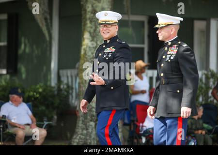 USA Marinekorps Oberst Karl R. Arbogast, links, kommandierender Offizier, Luftwaffenstützpunkt Beaufort, Marinekorps, und Oberst Timothy R. Dremann, rechts, Stabschef, Marinekorps rekrutieren Depot Parris Island, vertrat die leitende Führung des Tri-Command bei der Gedenkfeier und Parade in Beaufort, South Carolina, 30. Mai 2022. Der Gedenktag ist ein Tag, an dem alle Männer und Frauen geehrt werden, die das ultimative Opfer für ihr Land gebracht haben. Stockfoto