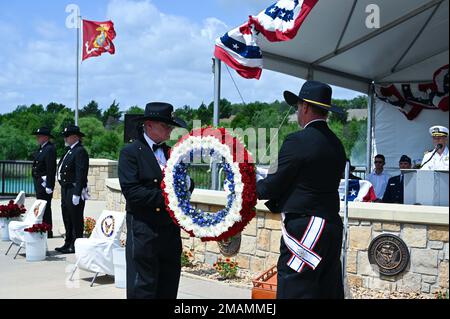 Die Texas National Cemetery Foundation Ceremonial Guard führt am Memorial Day eine Kranzniederlegung auf dem Dallas-Fort Worth National Cemetery am 30. Mai 2022 durch. 10 AF, 301 FW, Memorial Day, Reserveresistent, TNCF, Stockfoto