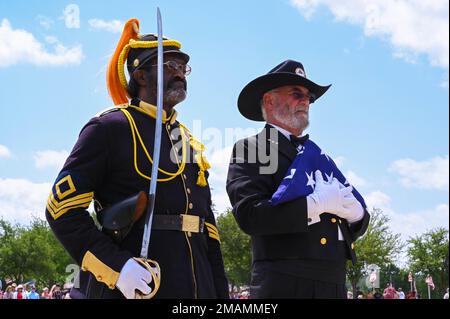 Die Texas National Cemetery Foundation Ceremonial Guard führt am Memorial Day eine Kranzniederlegung auf dem Dallas-Fort Worth National Cemetery am 30. Mai 2022 durch. 10 AF, 301 FW, Memorial Day, Reserveresistent, TNCF, Stockfoto