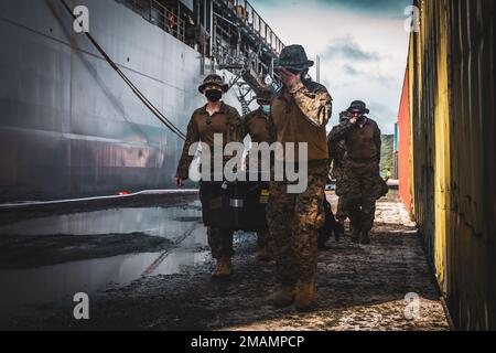 USA Marines, die der Kampflogistik 17, 1. Marine Logistics Group zugeteilt wurden, entladen Personal und Ausrüstung vom Amphibiendock-Landungsschiff USS Harpers Ferry zur Unterstützung von Valiant Shield 2022 auf Palau, 31. Mai 2022. Übungen wie Valiant Shield ermöglichen es, gemeinsame Truppen in der Praxis zu unterstützen, indem Einheiten auf See, in der Luft, an Land und im Cyberspace als Reaktion auf eine Reihe von Missionsgebieten ermittelt, lokalisiert, verfolgt und eingesetzt werden. Stockfoto