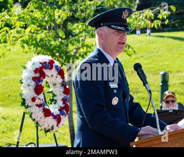 Oberst Charles Barkhurst, 88. Vizekommandeur der Luftwaffe, spricht bei einer Gedenkfeier am 30. Mai 2022 im Stubbs Park, Centerville, Ohio. Örtliche militärische und zivile Führer und Mitglieder der Gemeinde nahmen an den Memorial Day-Veranstaltungen im Großraum Dayton Teil. Stockfoto