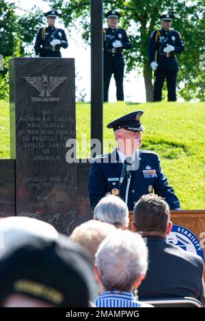 Oberst Charles Barkhurst, 88. Vizekommandeur der Luftwaffe, spricht bei einer Gedenkfeier am 30. Mai 2022 im Stubbs Park, Centerville, Ohio. Örtliche militärische und zivile Führer und Mitglieder der Gemeinde nahmen an den Memorial Day-Veranstaltungen im Großraum Dayton Teil. Stockfoto