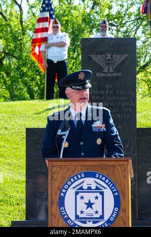 Oberst Charles Barkhurst, 88. Vizekommandeur der Luftwaffe, spricht bei einer Gedenkfeier am 30. Mai 2022 im Stubbs Park, Centerville, Ohio. Örtliche militärische und zivile Führer und Mitglieder der Gemeinde nahmen an den Memorial Day-Veranstaltungen im Großraum Dayton Teil. Stockfoto