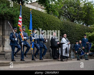 USA Mitglieder der Air Force Honor Guard nehmen am 31. Mai 2022 an einer schottisch-amerikanischen Gedenkfeier in Edinburgh, Schottland, Teil. Die Gedenkzeremonie ist eine jährliche Veranstaltung, die von aktiven und erfahrenen Mitgliedern des schottischen und US-Militärs zum Gedenken an die gefallenen Mitglieder des Ersten Weltkriegs durchgeführt wird Stockfoto