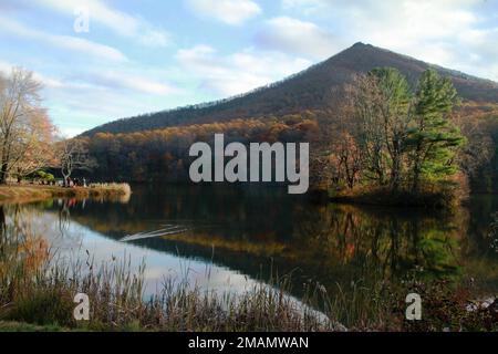 Blue Ridge Parkway, Virginia, USA. Blick auf Abbott Lake und Sharp Top im Spätherbst. Stockfoto