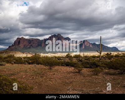 Während sich eine Wetterfront durch den Bundesstaat Arizona bewegt, bilden Wolken kontrastierende Elemente über der Superstition Mountain Range östlich von Phoenix Stockfoto