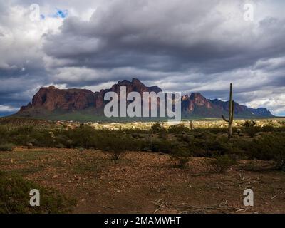 Während sich eine Wetterfront durch den Bundesstaat Arizona bewegt, bilden Wolken kontrastierende Elemente über der Superstition Mountain Range östlich von Phoenix Stockfoto