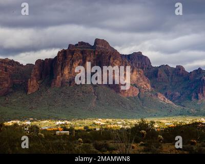 Während sich eine Wetterfront durch den Bundesstaat Arizona bewegt, bilden Wolken kontrastierende Elemente über der Superstition Mountain Range östlich von Phoenix Stockfoto