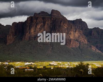 Während sich eine Wetterfront durch den Bundesstaat Arizona bewegt, bilden Wolken kontrastierende Elemente über der Superstition Mountain Range östlich von Phoenix Stockfoto