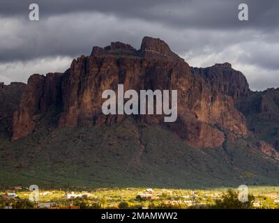 Während sich eine Wetterfront durch den Bundesstaat Arizona bewegt, bilden Wolken kontrastierende Elemente über der Superstition Mountain Range östlich von Phoenix Stockfoto