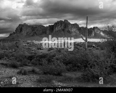 Während sich eine Wetterfront durch den Bundesstaat Arizona bewegt, bilden Wolken kontrastierende Elemente über der Superstition Mountain Range östlich von Phoenix Stockfoto