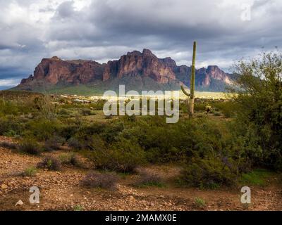 Während sich eine Wetterfront durch den Bundesstaat Arizona bewegt, bilden Wolken kontrastierende Elemente über der Superstition Mountain Range östlich von Phoenix Stockfoto