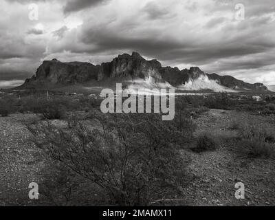 Während sich eine Wetterfront durch den Bundesstaat Arizona bewegt, bilden Wolken kontrastierende Elemente über der Superstition Mountain Range östlich von Phoenix Stockfoto