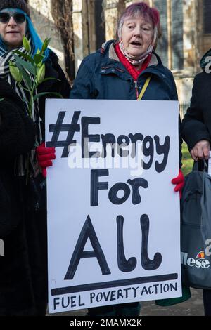 London, Großbritannien. 19. Januar 2023. Diane Skidmore von "Fuel Poverty Action" hält ein "Energy for All"-Zeichen auf einer Mahnwache vor dem Parlament, um die Menschen zu betrauern, die im vergangenen Jahr durch Brennstoffarmut getötet wurden. Nach Angaben des Amtes für nationale Statistik (ONS) gab es im letzten Jahr 13.400 übermäßige Wintertote, von denen etwa ein Drittel auf Kälte- und feuchte Häuser zurückzuführen war. Nach der Nachtwache marschierten die Palmträger langsam in die Downing Street mit einem Sarg mit der neuesten Zahl an Todesopfern, um Premierminister Rishi Sunak einen Brief zu überbringen, in dem sie zu sofortigen Maßnahmen zur Beendigung der Treibstoffarmut aufforderten. Kredit: Mark Kerrison/Alamy Live Stockfoto