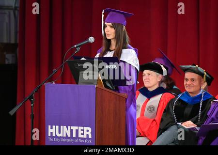 Die Autorin und Supermodel Emily Ratajkowski hält die Antrittsrede beim Hunter College Winter Commencement am 19. Januar 2023 in New York CI Stockfoto