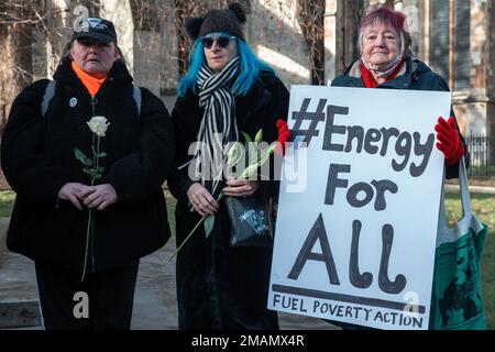 London, Großbritannien. 19. Januar 2023. Aktivisten von Fuel Poverty Action, der National Pensioners Convention, Disabled People Against Cut (DPAC), Don't Pay und anderen Gruppen halten Blumen und Schilder vor dem Parlament, um die Menschen zu betrauern, die letztes Jahr durch Brennstoffarmut getötet wurden. Nach Angaben des Amtes für nationale Statistik (ONS) gab es im letzten Jahr 13.400 übermäßige Wintertote, von denen etwa ein Drittel auf Kälte- und feuchte Häuser zurückzuführen war. Nach der Nachtwache marschierten die Palmträger langsam in die Downing Street mit einem Sarg mit der neuesten Zahl überzähliger Todesfälle, um einen Brief an den Premierminister zu überbringen Stockfoto