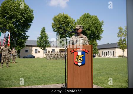 Generalmajor Andrew Rohling, kommandierender General der USA Die Task Force Südeuropa der Armee, Afrika, gibt während der Zeremonie zum Kommandowechsel am Amtssitz und am Amtssitz am 31. Mai 2022 in Vicenza, Italien, eine Stellungnahme ab. Die Zeremonie zum Kommandowechsel ist eine militärische Tradition, die eine Übertragung von Autorität und Verantwortung für eine Einheit oder einen Befehl darstellt. (USA Armeefotos von Sergeant Tianna Field) Stockfoto