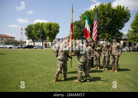 Oberstleutnant John Baker, scheidender Befehlshaber des Hauptquartiers und Hauptquartiers, übergibt die Farben an Generalmajor Andrew Rohling, den kommandierenden General der USA Task Force Südeuropäische Armee, Afrika während der Zeremonie zum Kommandowechsel am Amtssitz und am Amtssitz des Bataillons am 31. Mai 2022 in Vicenza, Italien. Die Zeremonie zum Kommandowechsel ist eine militärische Tradition, die eine Übertragung von Autorität und Verantwortung für eine Einheit oder einen Befehl darstellt. (USA Armeefotos von Sergeant Tianna Field) Stockfoto