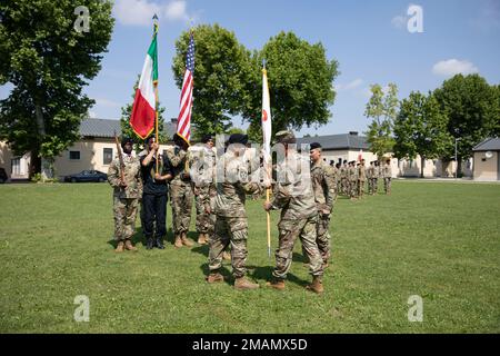 Generalmajor Andrew Rohling, kommandierender General der USA Army Southern European Task Force, Afrika übergibt die Farben an Oberstleutnant Corbett Baxter, ankommender Befehlshaber des Hauptquartiers und des Hauptquartierkataillons während der Zeremonie zum Kommandowechsel am 31. Mai 2022 in Vicenza, Italien. Die Zeremonie zum Kommandowechsel ist eine militärische Tradition, die eine Übertragung von Autorität und Verantwortung für eine Einheit oder einen Befehl darstellt. (USA Armeefotos von Sergeant Tianna Field) Stockfoto