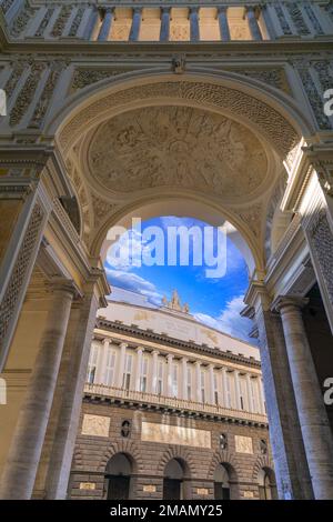 Blick von außen auf das königliche Theater von Saint Charles vom Eingang zur Galleria Umberto I in Neapel, Italien. Stockfoto