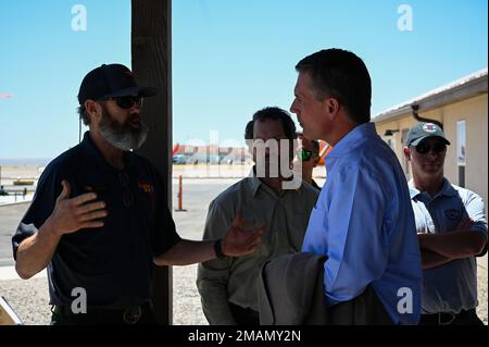 Sen. Martin Heinrich spricht mit Mitgliedern der Albuquerque Air Tanker Base am Kirtland Air Force Base, N.M., 31. Mai 2022. Der Zweck der Tour war es, die Zusammenarbeit zwischen den Behörden hervorzuheben und die Aufrüstung der Tankstelle zu besprechen. Stockfoto