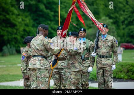 Oberst Erin C. Miller, scheidender Befehlshaber der 10. Mountain Division Sustainment Brigade, übergibt die Farben der Brigade an Major General Milford H. Beagle, Jr., kommandierender General der 10. Mountain Division, während der Zeremonie zum Brigadewechsel am 31. Mai 2022 im Memorial Park in Fort Drum, New York. Während der Zeremonie übergab Miller das Kommando an Oberst Fenicia L. Jackson. (USA Armeefotos von SPC. Anastasia Rakowsky) Stockfoto