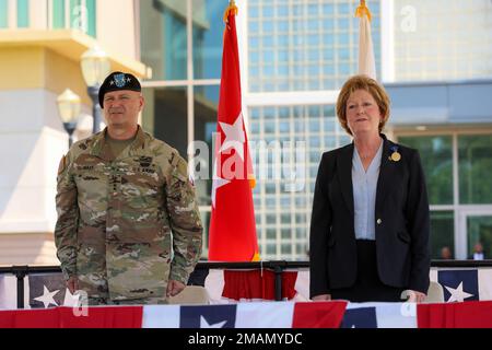 General Ed Daly, Befehlshaber des Militärmaterialkommandos, steht ein letztes Mal zusammen mit Lisha Adams zur Verfügung, als sie sich aus ihrer Rolle als AMC-Stellvertreterin des kommandierenden Generals zurückzieht. Die Ruhestandszeremonie fand am 31. Mai auf dem AMC Parade Field statt. Die 313. Army Band trat bei der Zeremonie auf, an der mehr als 200 Mitarbeiter, Rentner und Gemeindeführer teilnahmen. Stockfoto