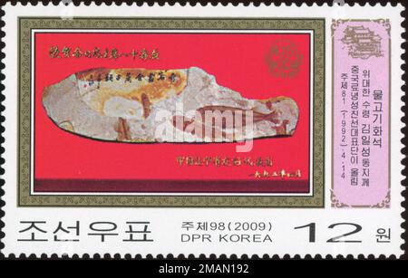 2009 Nordkorea Stempelsatz. Zum 97. Geburtstag von Kim Il Sung, Geburtstagsgeschenke. Fischfossil durch Delegation der Provinz Liaoning, China Stockfoto