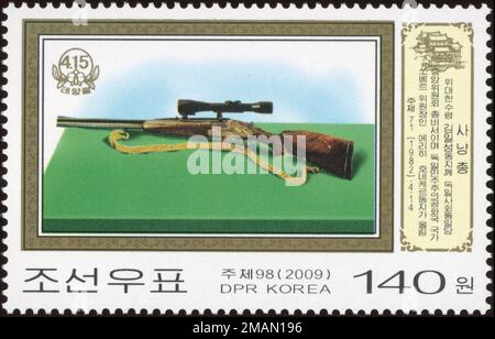 2009 Nordkorea Stempelsatz. Zum 97. Geburtstag von Kim Il Sung, Geburtstagsgeschenke. Jagdgewehr aus der DDR Stockfoto