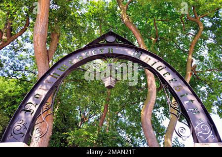 Evanston, Illinois, USA. Der Weber Arch bietet einen unverwechselbaren Eingang zum Campus der Northwestern University im Chicagoer Vorort Evanston. Stockfoto