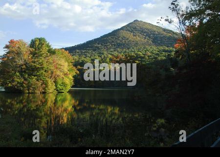 Blue Ridge Parkway, Virginia, USA. Blick auf Abbott Lake und Sharp Top im Herbst. Stockfoto