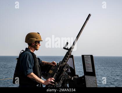 JEDDAH, Saudi-Arabien (31. Mai 2022) Gunner's Mate 2. Class Clint Craig mans A 50. Kaliber Maschinengewehr an Bord des Kampfschiffs USS Sioux City (LCS 11), Mai 31. Sioux City wird im US-5.-Flottengebiet eingesetzt, um die Sicherheit und Stabilität des Seeverkehrs im Nahen Osten zu gewährleisten. Stockfoto