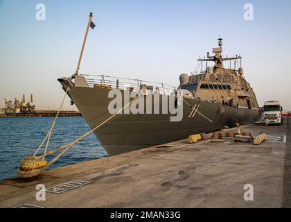 JEDDAH, Saudi-Arabien (31. Mai 2022) Littoral-Kampfschiff USS Sioux City (LCS 11) hat am Pierside in Jeddah, Saudi-Arabien, 31. Mai festgemacht. Sioux City wird im US-5.-Flottengebiet eingesetzt, um die Sicherheit und Stabilität des Seeverkehrs im Nahen Osten zu gewährleisten. Stockfoto