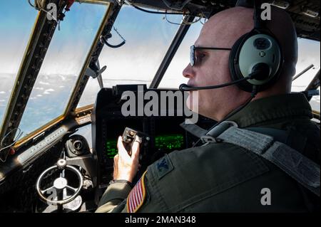 USA Oberst der Luftwaffe Brian Helton, 492. Special Operations Training Group Commander, Piloten und MC-130H Combat Talon II für ihren letzten Flug unter dem 492. Special Operations Wing in Hurlburt Field, Florida, 31. Mai 2022. Der MC-130H spielte eine entscheidende Rolle bei Operationen des Sondereinsatzkommandos der Luftwaffe, zu den Höhepunkten zählen die Evakuierungen nichtkombattanter Amerikaner und anderer Zivilisten aus Konflikten in Liberia im Jahr 1996. Stockfoto