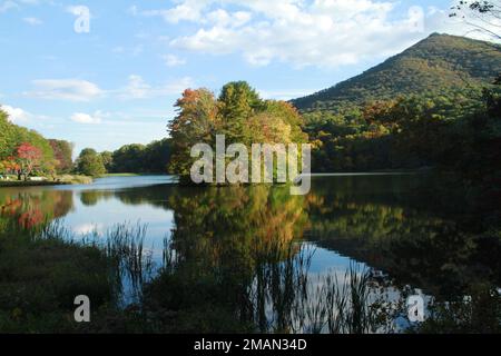 Blue Ridge Parkway, Virginia, USA. Blick auf Abbott Lake und Sharp Top im Herbst. Stockfoto