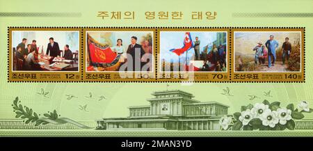 2009 Nordkorea Briefmarkensatz zum 15. Todestag von Kim Il Sung. Blatt mit vier Briefmarken mit Ölgemälden des Anführers. Stockfoto