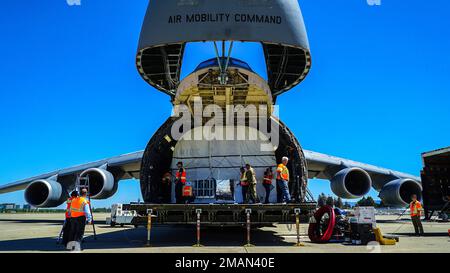 Loadmasters vom 60. Air Mobility Wing und Lockheed Martin Space laden den sechsten geosynchronen Earth Orbit Space Based Infrared System Satellite (SBIRS GEO-6) in ein C-5M Super Galaxy Flugzeug am Moffett Federal Airfield, Kalifornien, am 31. Mai 2022. Der Satellit wurde zu einer Verarbeitungsanlage gebracht, um vor der Verkapselung Tests und Betankung durchzuführen. GEO-6 wird voraussichtlich im Juli 2022 eingeführt und ist das letzte SBIRS-Programm. Stockfoto