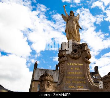 Am Place de la république steht ein Denkmal für den Großen Krieg, das den gefallenen Kindern des Ersten Weltkriegs in Carentan, Frankreich, am 31. Mai 2022 gewidmet ist. Dieses Jahr in den USA Army Europe and Africa feiert den 78. Jahrestag des D-Day, der größten multinationalen Amphibienlandung und militärischen Einsatzflugbahn in der Geschichte, und unterstreicht das standhafte Engagement der USA für europäische Verbündete und Partner. Stockfoto