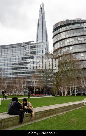 Potters Fields, London/Großbritannien: Porträtblick auf das Shard Building und die City Hall (London Mayor's Office) aus der Gegend von More London. Stockfoto