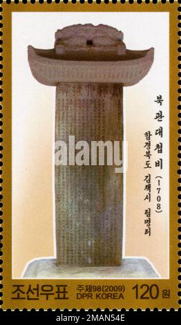 2009 Nordkorea-Stempel. Wiederaufbau des Siegesdenkmals aus dem Jahre 1708. Denkmal eines Sieges gegen Japan, Kimchaek, Provinz Nord-Hamgyong Stockfoto