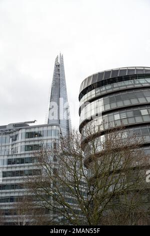 London City Hall, London / UK: Detaillierte Ansicht des Büros des Londoner Bürgermeisters im Stadtteil More London mit dem Shard-Gebäude dahinter. Stockfoto