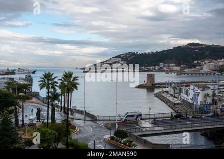 Ceuta, Spanien - 04. Dezember 2022: Blick auf den Seehafen Ceuta, Spanien Stockfoto