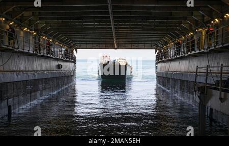 220531-N-CJ603-2052 ATLANTISCHER OZEAN - (31. Mai 2022) - Ein Versorgungsunternehmen eines Landungsfahrzeugs (LCU) betritt das Bohrlochdeck des Hafenschiffes USS Carter Hall (LSD 50) der Harpers Ferry-Klasse, 31. Mai 2022. Carter Hall führt derzeit Routineeinsätze durch. Stockfoto