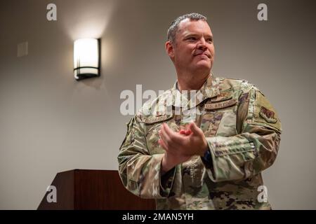 USA Air Force Oberst Chris Richardson, 347. Rescue Group Commander, klatscht während einer Preisverleihung auf dem Luftwaffenstützpunkt Moody, Georgia, 31. Mai 2022. Während der Zeremonie überreichte die Moody-Führung drei Bronze-Star-Medaillen, 12 Einzel-Event-Luftmedaillen und mehr als 18 Kampfmedaillen der Luftwaffe sowie 21 Afghanistan-Kampagne und Medaillen des humanitären Dienstes an die Flying Tigers. Stockfoto