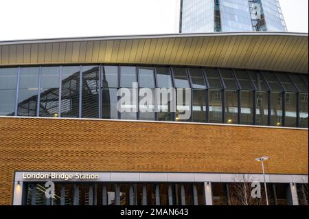 London Bridge Station, London / UK: Der Eingang zur London Bridge Station auf der Tooley Street, wo der Name der Station sichtbar ist. Die Scherbe ist im Rückstand. Stockfoto