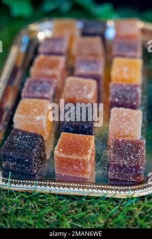 Französische Süßigkeiten, Fruchtgelee Bonbons aus nächster Nähe im Süßwarenladen Stockfoto