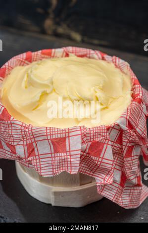 Im Gebiet Veys Bay in der Nähe der Departements Isigny-sur-Mer und Manche und Calvados in Nordfrankreich hergestellte Kuhmilchbutter von Tastu beurre d'Isigny Stockfoto